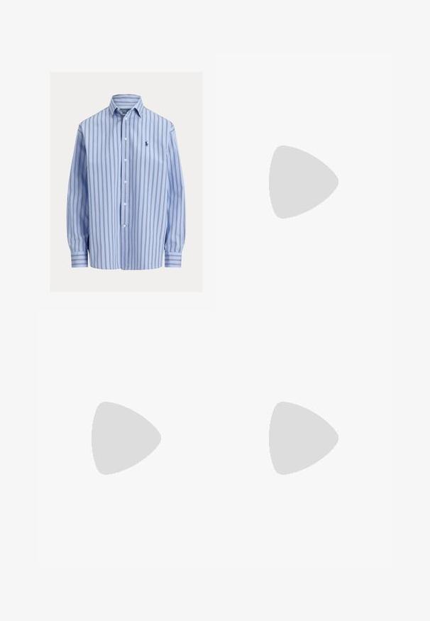 Lichtblauw overhemd met lange mouwen en knopen, met donkere verticale strepen en een klein geborduurd logo op de linkerborst.; Blauwe high-waist jeans met rechte pijpen, een vervaagd voorpand en klassiek ontwerp met vijf zakken, knoop- en ritssluiting.; Zwarte suède platte slingback met spitse neus, lage hak en verstelbare gouden gesp.; Bruine suède crossbodytas met gouden rits en RLL-logo, gedetailleerde randstiksels en verstelbare band met gouden hardware.