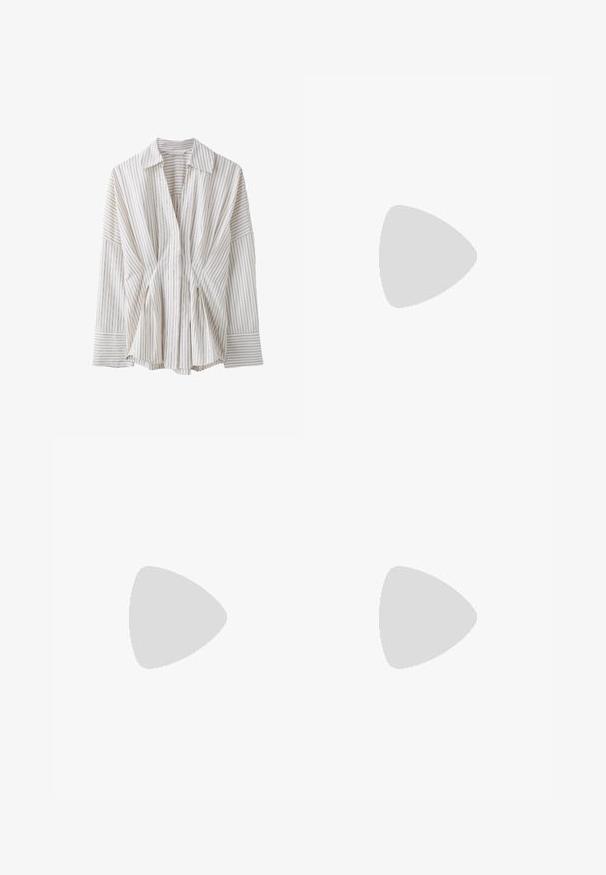 Witte blouse met lange mouwen met verticale dunne zwarte en bruine strepen, brede manchetten en een diepe V-hals.; Hooggetailleerde crèmekleurige op maat gemaakte shorts met riemlussen, voorplooien en zijzakken, afgebeeld tegen een witte achtergrond.; Ballet flats in beige leer met een zwarte ronde neus en kleine strikaccent. Lage zwarte hak en een gladde textuur op het bovenmateriaal.; Bruine, rechthoekige zonnebril met een transparant montuur, slanke pootjes en getinte lenzen, met een gladde textuur en modern ontwerp.