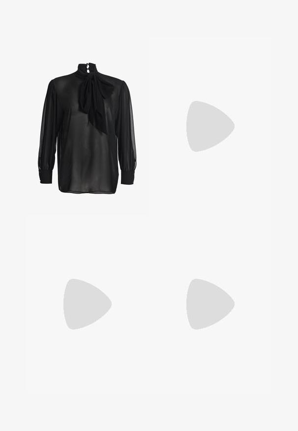 Blouse noire transparente avec de longues manches bouffantes, poignets boutonnés, col montant et grand nœud noué au niveau du col.; Jupe noire de longueur genou avec une texture lisse et mate. Présente une silhouette simple et de légents fentes sur les côtés pour faciliter le mouvement.; Sandale noire à talon haut avec bride cheville, bout ouvert et talon aiguille fin sur fond blanc.; Pochette de soirée noire en tissu texturé, encadrée par une rangée de petites perles, avec un grand fermoir en perle sur le dessus.