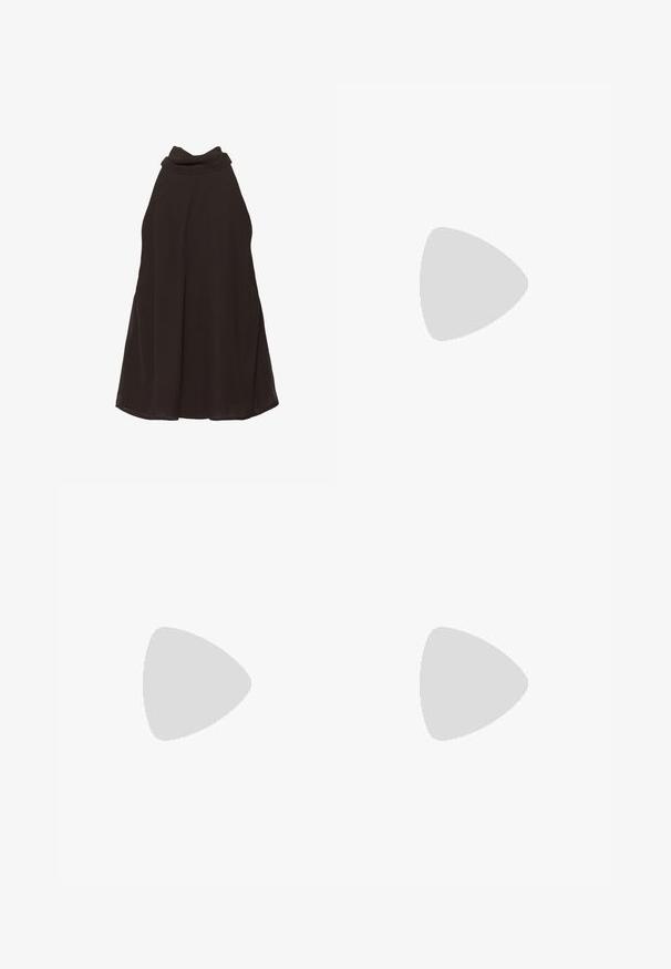 Vestido negro sin mangas con cuello halter, corte suelto y un cuello alto ligeramente drapeado.; Larga falda de satén marrón oscuro con cintura entallada y sutil abertura lateral, textura suave y ligero brillo.; Sandalia negra de tacón alto con tira entre los dedos, flotando sobre una superficie exterior de madera y grava con patrón, con vegetación desenfocada y pared al fondo.; Pendientes de stud en tono dorado con una superficie suave y pulida, que presentan una forma abstracta en forma de lágrima. Hardware de metal simple para la sujeción.