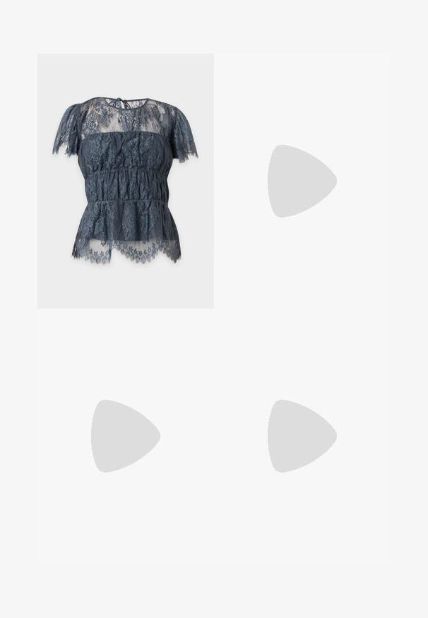 Dunkelgraue Spitzenbluse mit kurzen Ärmeln, floralen Mustern, transparenten oberen und unteren Bereichen und einer Bindung am hinteren Halsausschnitt.; Rabanne Bleistiftrock - deep navy; Schwarze High-Heel-Sandale mit schmalem Knöchelriemen, quadratischer Zehenbox, glattem Leder und metallischem Schnallenakzent.; Kleine bordeauxrote Leder-Clutch mit silbernem Metallverschluss und Handgelenksriemen auf weißem Hintergrund.