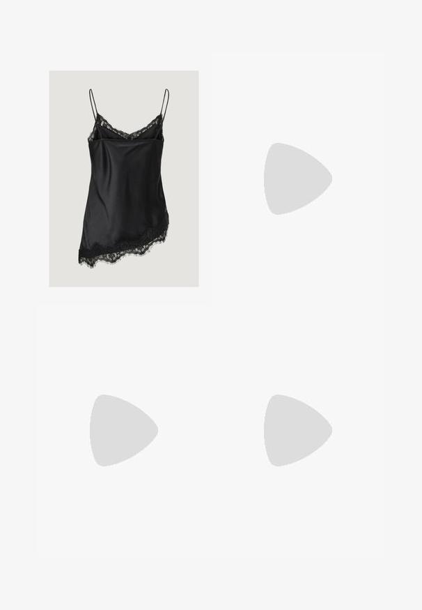 Schwarzes Satin-Camisole mit dünnen Trägern und Spitzenbesatz entlang des Ausschnitts und des asymmetrischen Saums.; Ein Midikleid aus Leopardenmuster mit glattem Stoff, einer Schwarz-Beige-Farbkombination und einer geraden Silhouette mit einem Bund.; Schwarze Wildleder-Peeptoe-Sandale mit hoch gelegener Plateausohle, Knöchelriemen mit silberner Hardware, offenem Zehenbereich und glatter Textur.; Schwarze rechteckige Sonnenbrille mit dunkel getönten Gläsern, dickem Kunstrahmen und breiten Bügeln. Glatte Oberfläche und kantiges Design.