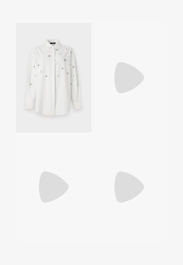 Camisa blanca de manga larga con cuello, con apliques florales y lentejuelas decorativas. Tejido suave con un corte entallado.; Pantalones acampanados negros de tela suave. Presentan una cinturilla plana con un acabado brillante. Diseño ajustado con dos bolsillos frontales.; Zapatos slingback negros con punta afilada, hechos de material suave, con un pequeño tacón y un acento decorativo plateado en el empeine.; Bolso de hombro de charol negro con forma curva, que presenta un logotipo triangular plateado y un cierre de cremallera. Textura suave y correa delgada.