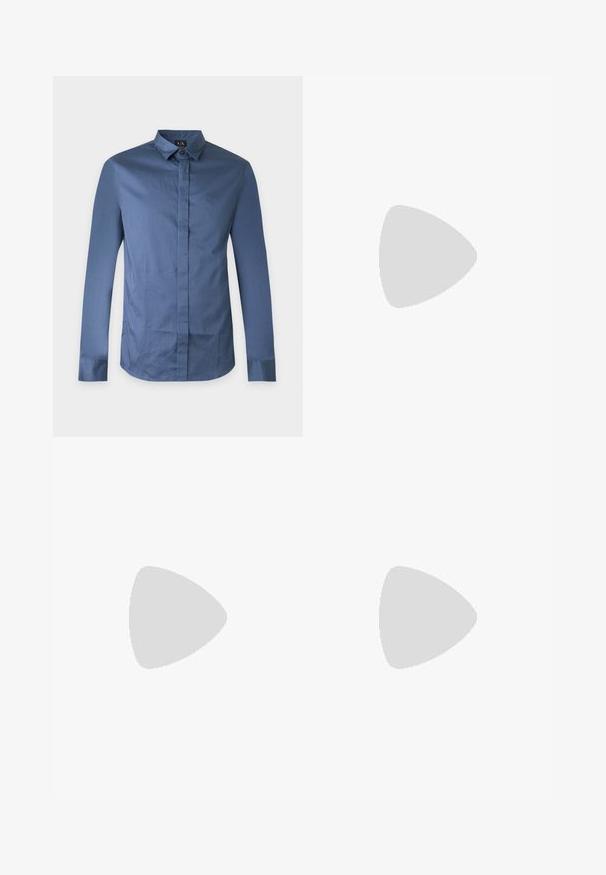 Chemise bleu homme à manches longues, coupe slim, avec boutons cachés et col classique sur fond uni.; Pantalon noir à coupe droite, en tissu lisse. Il présente une fermeture à bouton à l'avant et des détails de couture subtils. Conception simple sans motifs.; Mocassins en cuir noir avec un design de style mocassin, présentant une bande décorative et un détail de couture sur le dessus. Talon bloc bas.; Ceinture en cuir noir avec une grande boucle argentée de style western, enroulée sur un fond neutre.