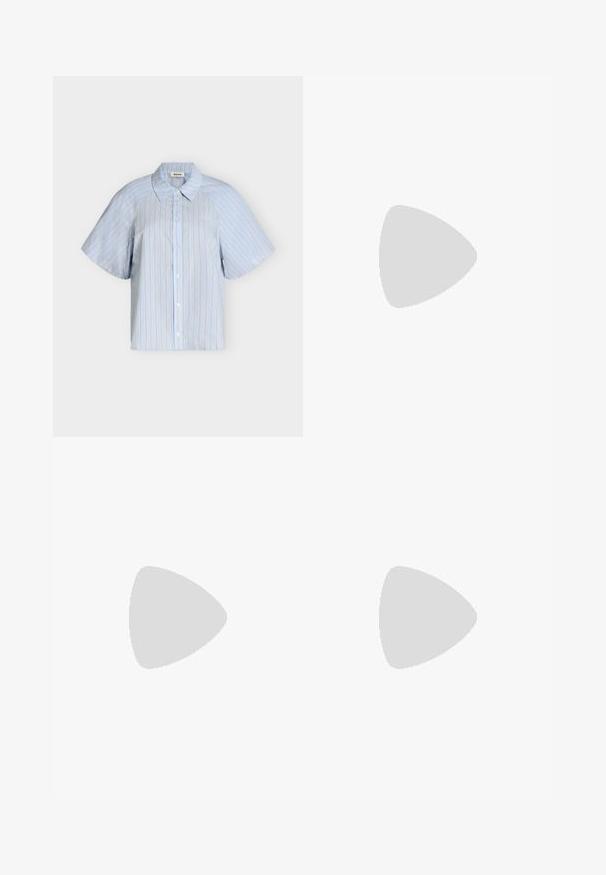 Lyseblå kortærmet skjorte med lodrette beige og hvide striber og klassisk krave på hvid baggrund.; Denim A-linje nederdel i lys blå med subtilt blomstermønster, som har to sidelommer og en glat, kantet finish.; Brun ruskindsloafer med cremefarvet gummisål og dekorativ metal detalje på overdelen, vist i sideprofil på en hvid baggrund.; Sort tote taske med krokodillemønster, glat tekstur, dobbelte skulderremme og en central detalje i guldfarvet metal.
