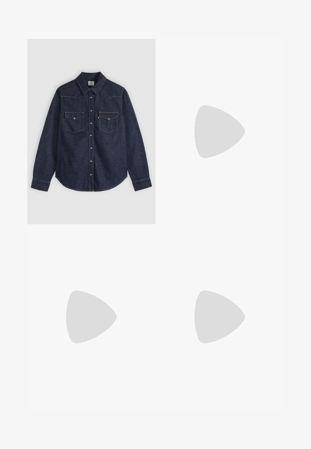 Dunkelblaues Denim-Langarmhemd mit spitzem Kragen, vorderen Druckknöpfen und zwei mit Knöpfen verschließbaren Brusttaschen mit Kontrastnähten.; Blaue Jeans im Flared-Stil mit mittelhoher Taille, ausgestattet mit Ziernähten, zwei vorderen Taschen und einer hinteren Paspeltasche.; Brauner Wildleder-Cowboystiefel mit spitzer Vorderkappe, niedrigem gestapeltem Absatz, dekorativem schwarzem Drachen- und Pferdemuster sowie Nieten-Details am oberen Rand.; Brauner Ledergürtel, zusammengerollt, mit verziertem antik goldfarbenem Schnallenverschluss, Schlaufe und Spitze, die florale und geometrische Gravuren aufweisen, auf weißem Hintergrund.