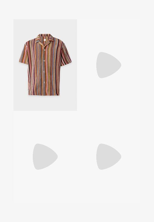 Camisa de manga corta con botones y rayas verticales multicolor en rojo, azul, naranja, marrón y beige sobre un fondo claro.; Pantalones cortos de lino azul marino con cintura elástica y cordón, que presentan un ajuste relajado y una superficie ligeramente texturizada.; Zapatilla negra de cuero con una textura suave, puntera redonda y cierre de cordones. Presenta una suela de goma gruesa y un detalle de marca mínimo.; Bolsa tote negra con dos asas y texto azul "Les Deux" sobre un diseño gráfico azul en el centro delantero.