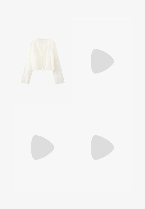 Witte blouse met lange mouwen, een cropped pasvorm en drie knoopsluitingen aan de voorkant, met subtiele details in de geweven stof.; Lichtroze wijde broek van soepel materiaal. Heeft een vlakke voorkant, zijzakken en een op maat gemaakte tailleband. Geen zichtbare sluitingen.; Bruine suède open-toe mule met een middelhoog, gebogen houten hak en slip-on ontwerp op een witte achtergrond.; Bruine leren schoudertas met een gebogen vorm, een smalle handgreep en contrasterende stiksels. Voorzien van een ritssluiting en accenten van goudkleurig metaal.