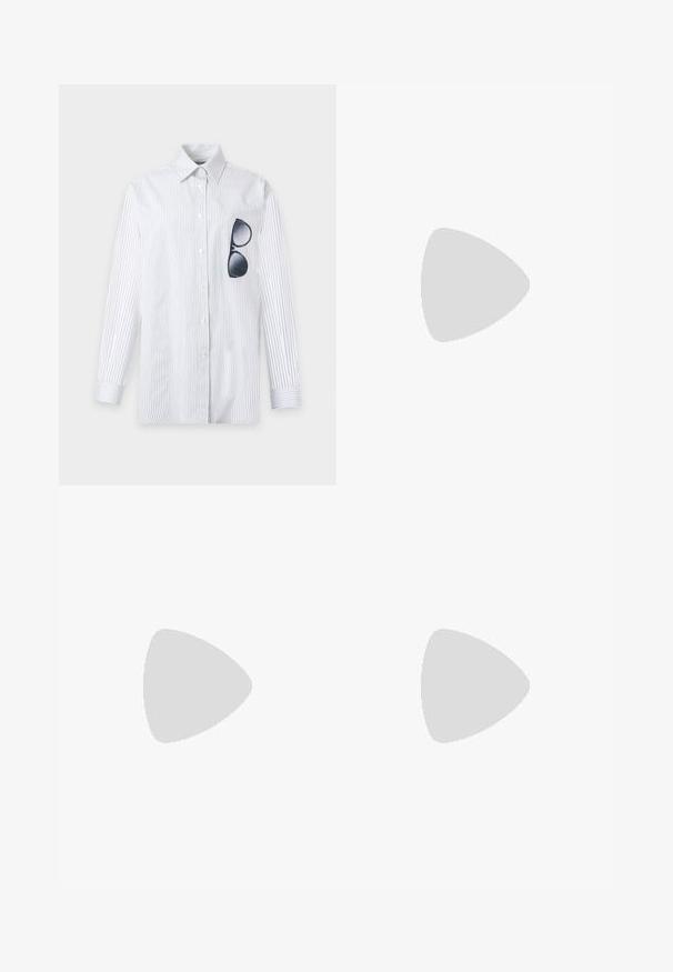 Camisa blanca de manga larga con botones, con finas rayas verticales negras y gafas de sol negras colgadas en el bolsillo izquierdo del pecho.; Pantalones blancos con grandes lunares azules, con un diseño de frente plano, dos bolsillos laterales y pernera recta. Textura de tela suave.; Zapato de charol negro con talón bajo tipo slingback, punta puntiaguda y detalle de hebilla plateada sobre fondo blanco liso.; Bolso pequeño blanco con símbolos de género masculino en azul, borde inferior festoneado y una correa de cadena delgada sobre fondo liso.