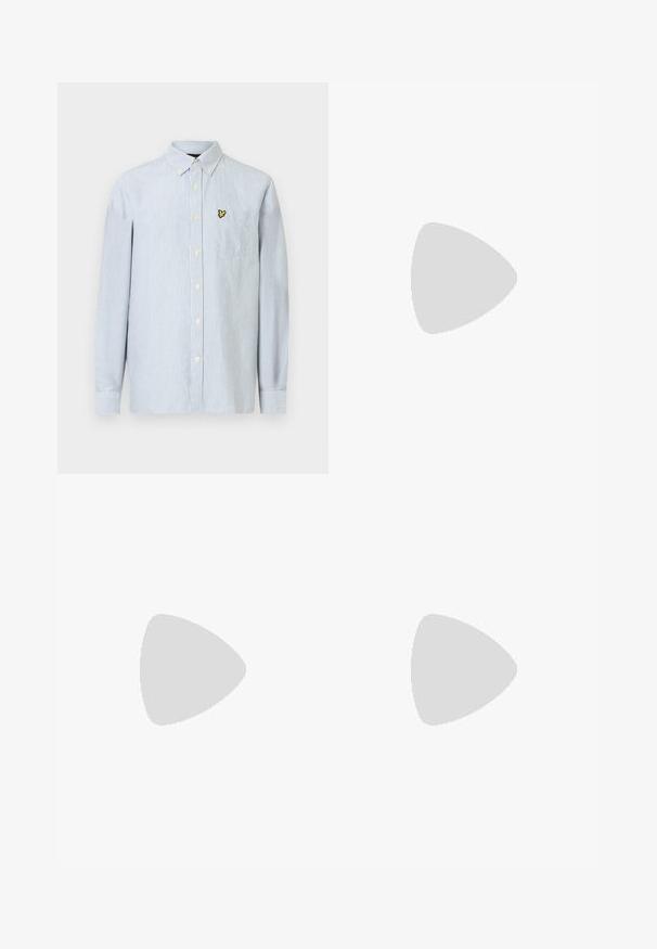 Blauw-wit gestreept shirt met lange mouwen, een button-down kraag en een borstzak met een klein geborduurd logo.; Off-white jeans met rechte pijpen, voorzakken, riemlussen, knoop- en ritssluiting.; Zwarte leren enkellaars met drie veterogen, een afgeronde neus en platte zool op een effen lichte achtergrond.; Zwarte leren riem opgerold met een glanzende gouden gebogen metalen gesp op een effen lichte achtergrond.