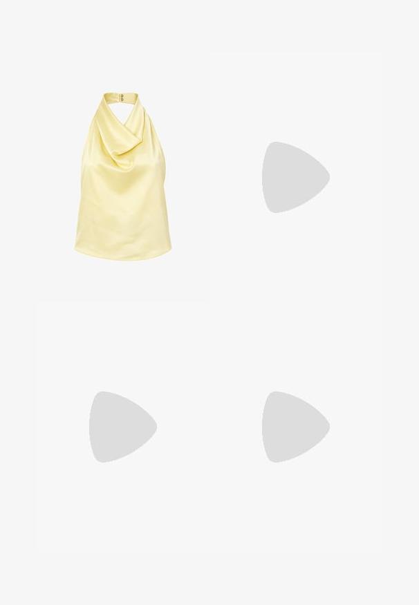 Haut dos nu jaune pâle en satin avec un col drapé et une fermeture à double bouton au niveau du cou.; Mini-jupe en suède noir avec bordure à clous dorés le long de la taille et de l'ourlet, présentant des motifs circulaires de clous avec des pierres précieuses noires au centre en bas.; Bottes noires au-dessus du genou en matériau doux et texturé. Caractéristiques d'un talon carré, d'un bout pointu et de coutures visibles.; Sac à main en simili cuir noir avec quincaillerie dorée, forme structurée, double anses supérieures, bandoulière réglable et détail de logo embossé.