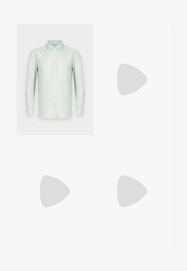 Camisa de manga larga color verde claro hecha de lino, con cierre de botones en la parte delantera, cuello y un logo sutil en el área izquierda del pecho.; Pantalones de hombre azul marino de corte slim con cierre frontal de botón y cremallera, trabillas para cinturón y diseño minimalista.; Mocasín de cuero negro con un acabado suave, una tira decorativa en la parte superior, punta redondeada y un tacón bajo apilado.; Maletín rectangular de cuero negro con textura, con doble asa, bolsillo frontal con cremallera y correa de hombro ajustable, mostrado sobre fondo blanco.
