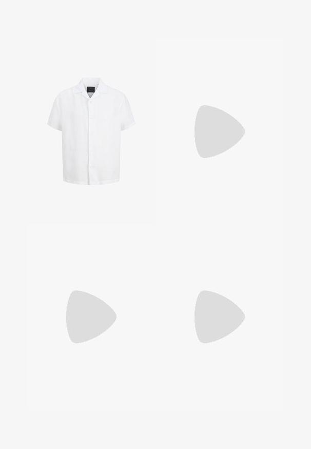Wit overhemd met korte mouwen, knopen, open kraag en zwart label aan de binnenkant van de hals tegen een witte achtergrond.; Beige katoenen shorts met knoopsluiting, verstelbare riemlussen en zijzakken. Gladde textuur en rechte snit, geschikt voor casual draag.; Zwarte flip-flops gemaakt van glad materiaal, met een tanga-stijl band, een gestructureerde voetbed en een geperst logo op de zool.; Gouden metalen aviator zonnebril met grote donker groene lenzen, voorzien van een dunne rand en transparante neuspads voor comfort.