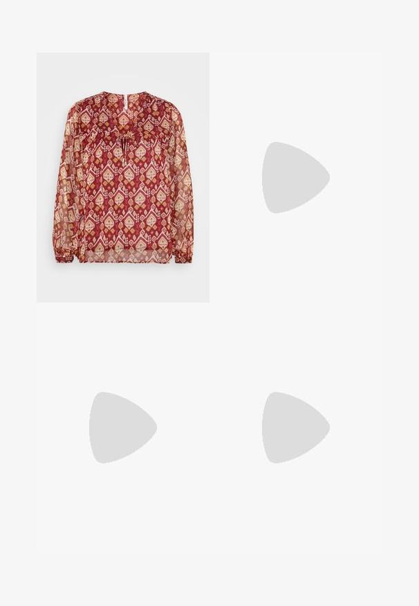 Durchsichtige Bluse mit langen Ärmeln in Burgundy mit einem geometrischen Muster in Creme und Gold. Sie hat einen gerafften Halsausschnitt und elastische Manschetten.; Ausgestellte blaue Jeans aus Denim mit normaler Bundhöhe, ausgestattet mit zwei Gesäßtaschen und einer sauberen Saumlinie. Glatte Textur und klassisches Design.; ASRA JUDE - Clogs - spice tan; Runde Sonnenbrillen mit goldfarbenen Metallrahmen und dunkelgrünen Gläsern. Die Bügel haben ein Schildpatt-Muster für zusätzliche Details.