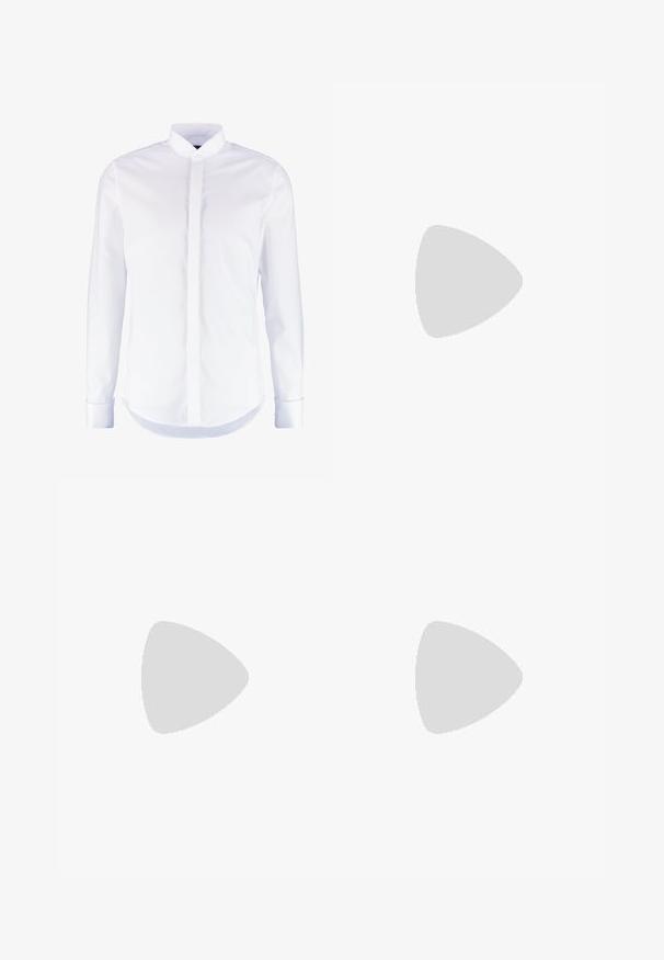 Chemise blanche à manches longues avec patte de boutonnage cachée et col classique, présentée sur un fond uni.; Lederhosen en suede noire avec des motifs floraux brodés, des bretelles réglables, des boutons en argent et des poches latérales. Accents en fil argenté.; Chaussure monk strap en cuir noir avec deux boucles en argent, design à bout capteur, bout rond et semelle en caoutchouc de profil bas. Texture lisse, silhouette élégante.; Nœud papillon en satin noir avec une texture lisse et un nœud central, présentant de grandes extrémités arrondies qui s'effilent au centre.