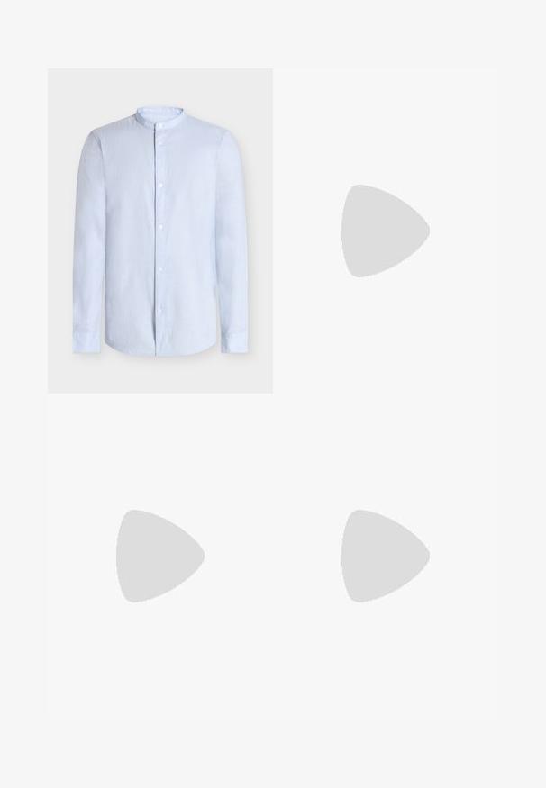 Lichtblauw overhemd met knopen en een bandkraag, lange mouwen en een textuurrijke stof. Heeft een rechte zoom en een subtiele glans.; Blauwe denim jeans met een vervaagd effect, rechte pijpuitvoering, knoop- en ritssluiting, en vijf-pocket ontwerp.; Zwarte leren instappers met een ronde neus, voorzien van een decoratieve riem en een stevige rubberen zool met diepe groeven voor grip.; Zwarte leren riem met een matte zwarte metalen gesp, met een gladde textuur en eenvoudig ontwerp. Verstelbare lengte met een taps toelopend uiteinde.