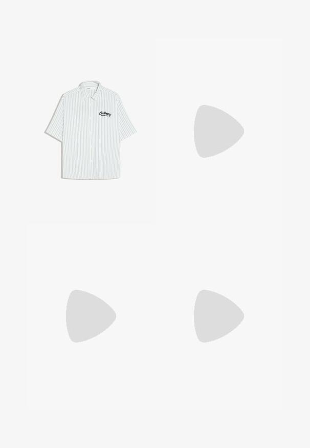 Chemise blanche à manches courtes avec boutons, fines rayures verticales bleues et texte noir indiquant "Ordinary Matters Club" sur la poitrine gauche.; Shorts en denim bleu clair avec un motif floral subtil, taille élastique et coupe droite. Pas de poches visibles.; Chaussure bateau en cuir marron avec œillets dorés, devant lacé et semelle en caoutchouc beige. Surface texturée et logo sur le côté.; Lunettes de soleil Ray-Ban avec des verres verts, monture en plastique noir et accents dorés sur les bords. Forme carrée avec une finition mate.