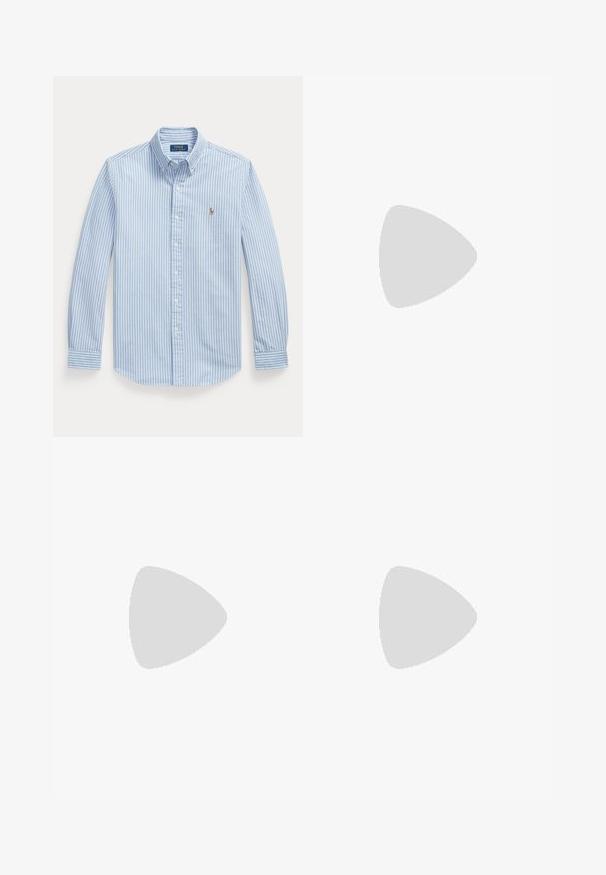 Camisa azul claro de manga larga con rayas verticales blancas y un pequeño logotipo bordado de Polo Ralph Lauren en el pecho izquierdo.; Pantalones cortos beige hasta la rodilla con trabillas para cinturón, cierre de botón y cremallera, mostrados sobre fondo blanco.; Zapato náutico de cuero marrón con suela blanca, cordones atados en la parte superior y ojales metálicos a lo largo de los lados y la costura delantera.; Gafas de sol rectangulares de carey con lentes azules y detalles amarillos en las puntas de las patillas, de la marca Polo de Ralph Lauren.