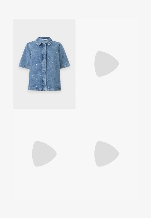Blå denimskjorte med korte ærmer med små hvide hjerte mønstre, en krave og en frontknaplukning.; Denim flared jeans i mellemblå med en glat tekstur, der har forlommer og en lynlåslukning. Diskret slidte detaljer.; Mørkebrunt læder pumps med spids tå, høj hæl, ankelrem og sølvspænde på hvid baggrund.; Bordeaux håndtaske lavet af glansfuldt materiale, rektangulær form, med to skulderremme og subtile buede detaljer på forsiden.
