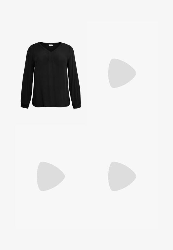 Blouse noire à manches longues avec un col en V, présentant une texture subtile et une coupe droite. Comprend un petit détail en forme de trou de serrure au niveau de l'encolure.; Pantalon sur mesure bleu marine, avec une texture lisse, présentant des plis à l'avant et une taille élastique pour le confort.; Bottes de combat en cuir noir avec une finition texturée, design montant jusqu'au genou, fermeture à lacets à l'avant et semelle en caoutchouc épaisse avec un motif strié.; Boucles d'oreilles en métal doré avec des accents circulaires en bois, présentant une texture lisse et un design minimaliste. La silhouette met en avant la simplicité.