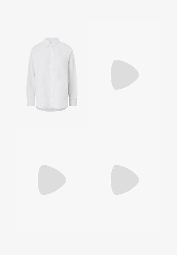 Camisa blanca de manga larga hecha de tela ligera, con un diseño de botones, cuello puntiagudo y un solo bolsillo en el pecho. Textura suave.; Falda de mezclilla azul clara, hasta la rodilla, con una abertura frontal, presillas para cinturón y cierre de botón metálico con costura en contraste.; Chancla negra de dedo con un logo blanco en la suela, flotando sobre una superficie de piedra rosa y un fondo de escalón de piedra gris.; Bolso tote de paja trenzada con rayas horizontales verdes, flecos en la parte superior y dos correas de cuero marrón para el hombro.