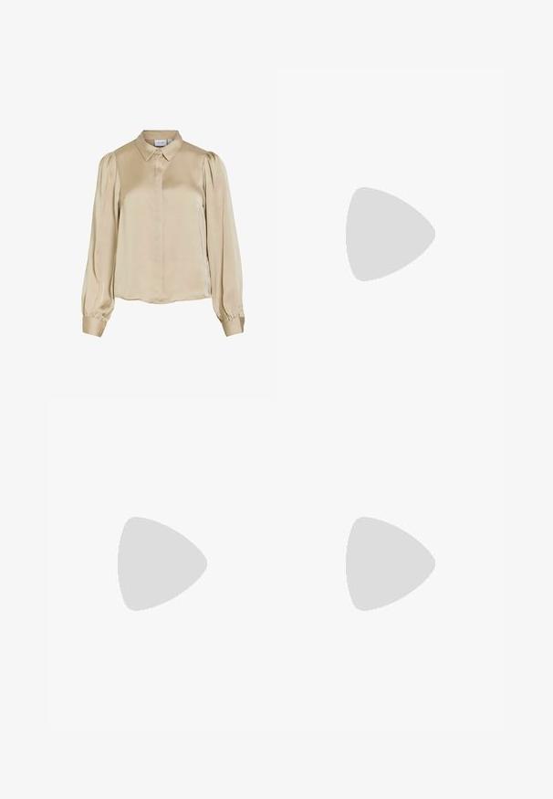 Blusa beige de satén con mangas largas, hombros abullonados, cuello con botones, botones delanteros ocultos y puños fruncidos.; Pantalones de pierna ancha en un color beige claro. Confeccionados en una tela suave y texturizada, con doble pinza y un diseño de cintura alta.; Mocasines de charol negro con un diseño estructurado, punta redondeada y detalles cosidos en la parte superior, con un tacón bajo apilado.; Bolso rectangular negro con una correa fina y cierre de cremallera, sobre un fondo blanco liso.