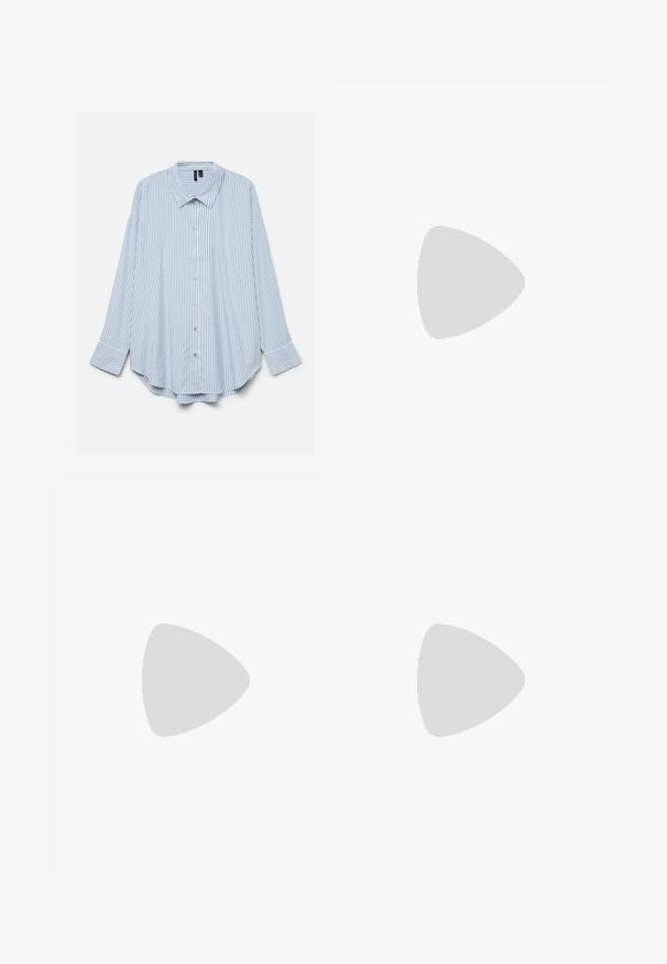 Lyseblå og hvide vertikale stribede langærmet skjorte med krave og buet kant, vist fladt på en hvid baggrund.; Bredde denimbukser i mellemblå vask. Har en knaplukning, to for-pleats og kontrasterende syninger. Blød tekstur og glat finish.; Sorte læder flade sko med spidse tæer, prydet med en metallisk spænde over vristen og en lav, fleksibel sål.; Marineblå kunstlæder skuldertaske med en blød, blank overflade, rund form og et enkelt, bredt håndtag for nem bæring.