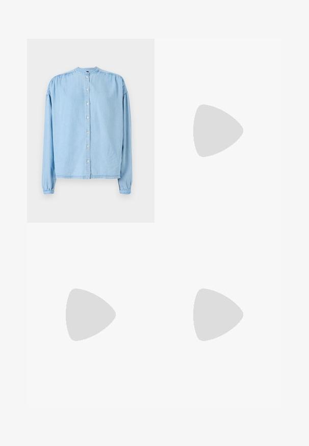 Chemise boutonnée à manches longues bleu clair en denim doux, avec un col rond, des épaules froncées et une coupe droite.; Shorts en lin beige avec deux poches latérales, une fermeture à bouton à l'avant, coupe droite et texture lisse. Design épuré sans motifs.; Bateau en cuir noir avec un bout arrondi, des détails de couture, un petit accent en nœud et une semelle en caoutchouc. Texture lisse et design épuré.; Sac à main couleur crème avec des taches marron, rabat incurvé avec une fermeture métallique circulaire, doté de deux fines anses, dont une plus longue pour porter à l'épaule.