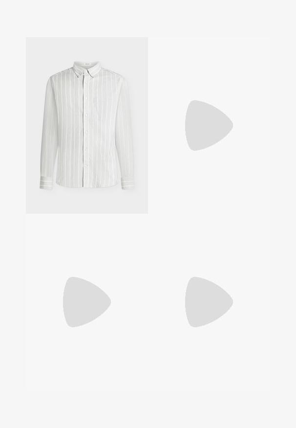 Chemise blanche à manches longues avec des rayures verticales gris clair et une poche poitrine unique, présentée sur un fond uni.; Pantalon beige sur mesure avec une coupe droite, fabriqué dans un tissu lisse. Il présente un devant plat et une ceinture standard avec passants pour ceinture.; Chaussure habillée en cuir marron avec lacets posée sur un tapis bleu texturé, avec un canapé gris flou en arrière-plan.; Ceinture en cuir marron avec une boucle métallique argentée, une texture lisse et un design simple sans motifs ni ornements visibles.