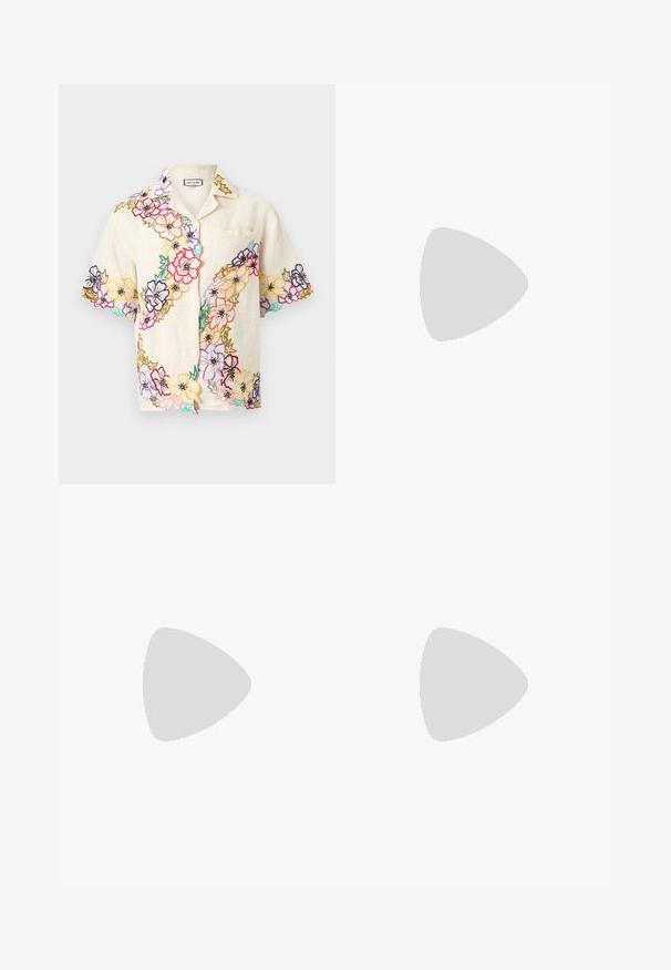 Chemise beige à manches courtes avec des motifs floraux brodés multicolores sur le devant, les manches et le col, boutonnée au centre.; Shorts légers avec une taille élastiquée froncée, ornés de rayures verticales alternées vertes et blanches, et munis d'une ceinture à nouer.; Chaussure femme couleur crème à bout pointu avec un petit talon rond en forme de boule, sur fond uni.; Petit sac pochette beige avec tissu texturé à pois, cadre argenté, fermoir rond blanc et bracelet de poignet amovible sur fond uni.