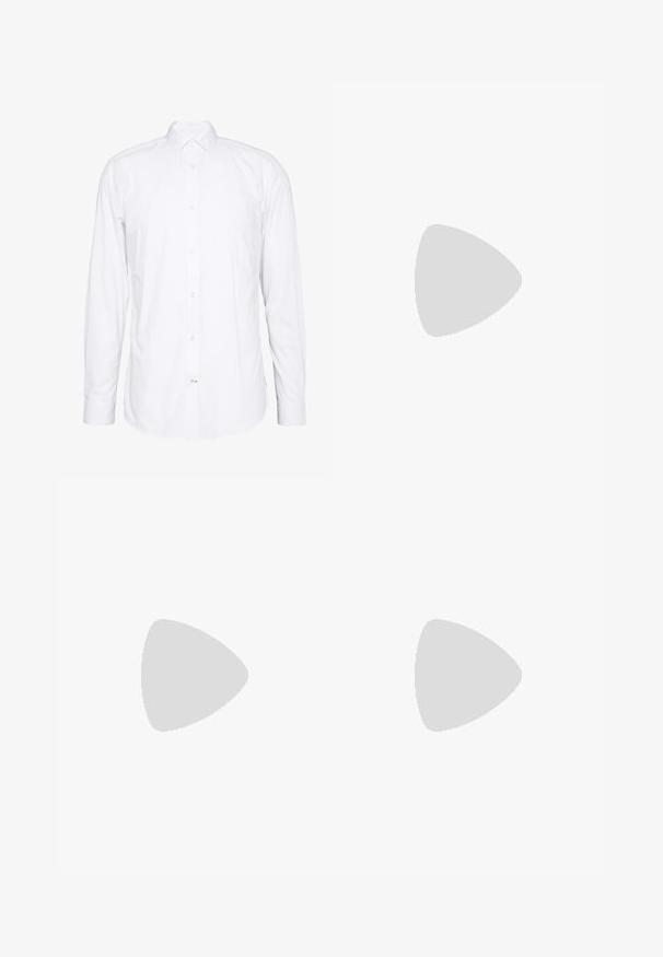 Camisa blanca de manga larga hecha de algodón. Presenta un cuello, cierre frontal con botones y puños con un solo botón. Textura suave, diseño limpio.; Pantalones cortos negros hechos de tejido texturizado, con un corte relajado, pliegues y una cinturilla elástica para mayor comodidad.; Mocasines de cuero negro con detalles de costura y acentos texturizados, combinados con denim oscuro, mostrando un diseño casual y estilizado.; Gafas de sol de plástico negro con lentes rectangulares, lentes polarizadas y acentos metálicos en el marco para mayor durabilidad.