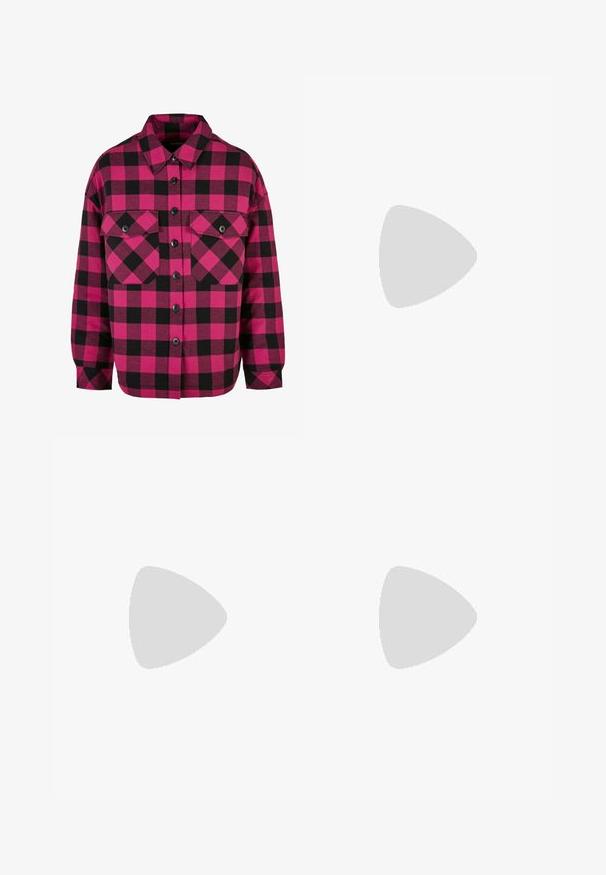 Rød- og sort plaid skjorte med lange ærmer, spids krave og to brystlommer. Har sorte knapper og en afslappet pasform.; Lyseblå, vide jeans i denim med slidte revner på lårene, høj talje og standard fem-lomme design.; Sorte snørebånd ankelstøvler lavet af syntetisk læder, med en kraftig sål, trækstrop og fremtrædende syninger.; Elli CHOKER - Halskæder - silberfarben