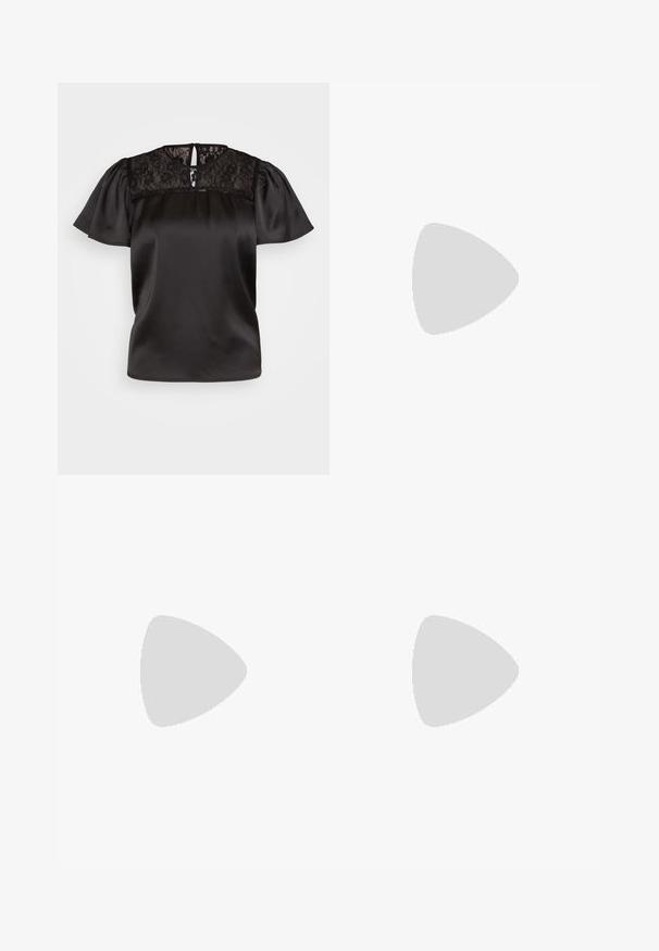 JDY JDYFIFI - T-shirts print - black; Smal jeans i mørkeblå denim, med høj talje og tætsiddende pasform, med forlommer, lynlås og diskrete slidmærker på lårene.; Sort flad mule-sko med øverste del i samlet stof og en enkelt rem over vristen, med små hvide perledekorationer nær tåen.; Sort rektangulær håndtaske med tynd skulderrem og lynlåslukning, sat mod en enkel hvid baggrund.