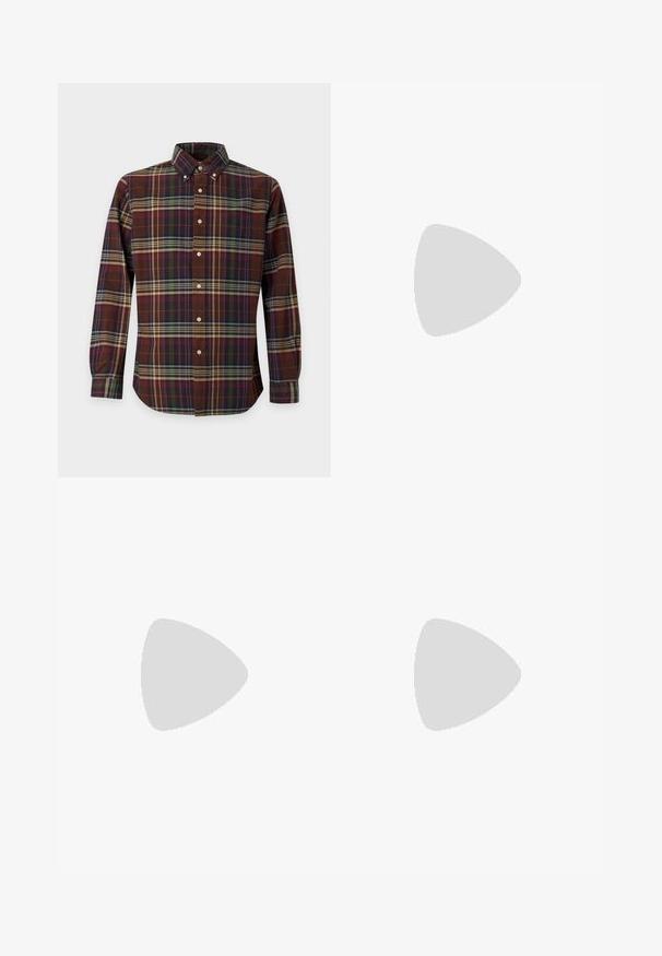 Overhemd met lange mouwen met knopen in bruin, groen, paars en beige ruitpatroon, met een button-down kraag en een borstzak.; Donker indigoblauwe rechte jeans met vijf zakken, knoop- en ritsluiting en contrasterende oranje stiksels op een effen achtergrond.; Donkerbruine leren Chelsea-boot met elastisch zijpaneel en lage hak, weergegeven in profiel op een witte achtergrond.; Donkerbruine leren riem opgerold met een messing gesp waarop het woord Polo is gegraveerd, tegen een effen witte achtergrond.