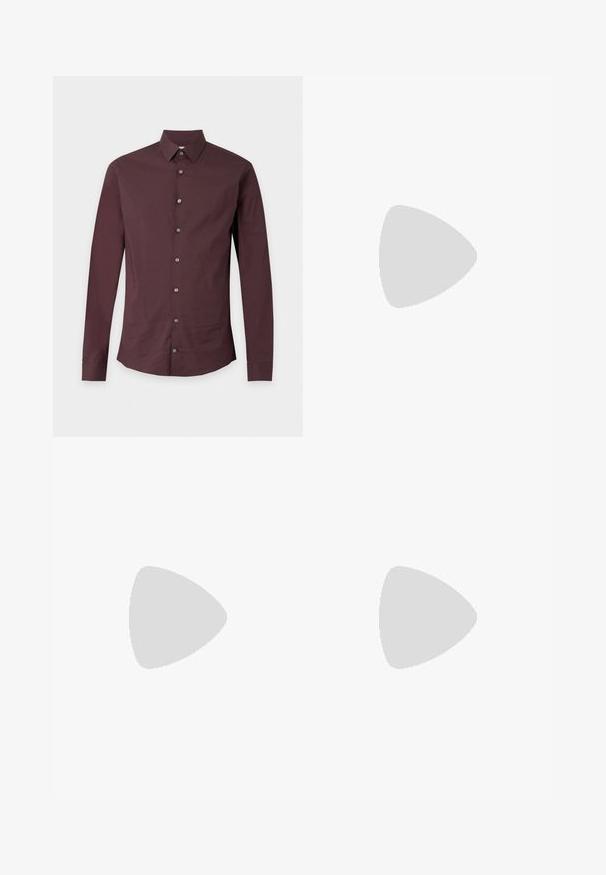 Chemise à manches longues en bordeaux foncé avec un col classique et sept boutons sur le devant.; Pantalons en lin beige clair avec une coupe décontractée, dotés d'une taille à cordon, de jambes fuselées et d'une texture subtile sur l'ensemble du tissu.; Baskets en cuir blanc avec un embout arrondi, une semelle plate et un laçage à l'avant. Présentent des détails de couture et un col rembourré pour plus de confort.; Sac bandoulière en cuir marron foncé texturé avec une sangle réglable et un petit accent décoratif bleu sur le côté.