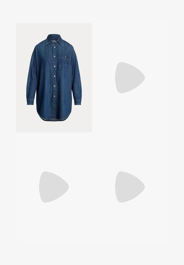 Langärmliges blaues Denim-Hemd mit Brusttasche, auf der ein kleines gesticktes Logo und ein klassischer Kragen zu sehen sind.; Hellblaue Jeans aus Denim mit lockerem Schnitt, abgenutzten Details mit Rissen und ausgefransten Kanten. Klassisches Fünf-Taschen-Design.; Schwarze Leder-Cowboystiefel mit spitzem Zehenbereich, dezenten Steppnähten und einem gestapelten Absatz. Sie besitzen einen hohen Schaft und eine Zuglasche.; Schwarze Lederhandtasche mit einer einzigartigen geschwungenen Form und einem breiten, weichen Griff. Verfügt über einen Reißverschluss und eine glatte Textur mit dezenten Falten.