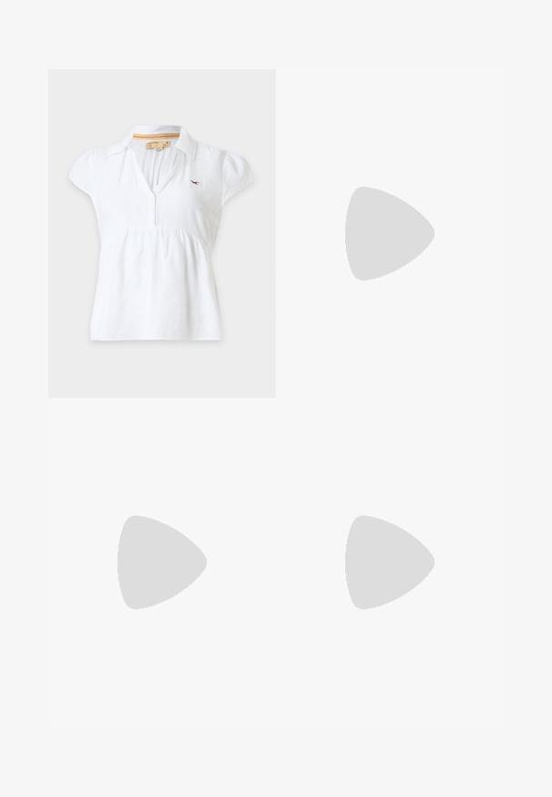 Blouse blanche pour femme à manches courtes, avec col, fermeture boutonnée à l'avant et petit logo sur le côté gauche de la poitrine sur un fond uni.; Jean en denim bleu avec une taille haute, bouton et fermeture éclair à l'avant, style cinq poches, jambes évasées sur fond uni.; Bateau en cuir marron avec bout arrondi, deux œillets et semelle en caoutchouc texturée. Doté de détails surpiqués et d'une semelle extérieure contrastante couleur tan.; Sac à main bordeaux en matériau brillant, de forme rectangulaire, avec deux anses et des accents légèrement courbés à l'avant.