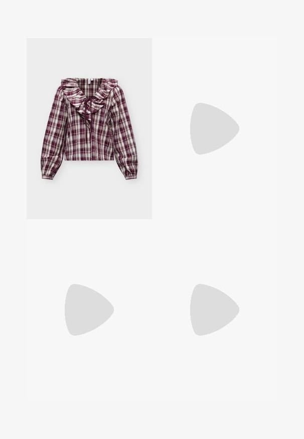 Langärmelige Bluse mit burgunderrotem und weiß kariertem Muster, gerafftem V-Ausschnitt-Kragen und verstellbarer Bindung vorne.; Bordeauxrote Cordhose mit weitem Bein und hoher Taille, ausgestattet mit einem Reißverschluss, Knopfverschluss und Seitentaschen. Glatte Textur mit vertikalen Rippen.; Balletschuh aus glänzendem burgunderfarbenem Lackleder, mit runder Zehe und kleinem Schleifendetail an der Vorderseite. Glatte Textur, niedriger Absatz.; Schwarze Handtasche mit Krokodilstruktur, gerafftem oberen Rand, zusammengezogenem Griff und Zugkordeln mit Quasten an jeder Seite vor weißem Hintergrund.