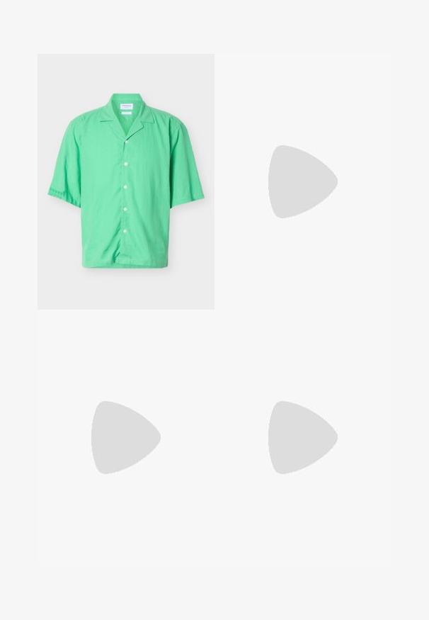 Chemise verte à manches courtes avec col campagnard et boutons blancs, présentée à plat sur un fond clair.; Short noir longueur genou avec taille élastique, fermeture par bouton et devant plat.; Sandale noire en cuir à enfiler avec des brides croisées flottant au-dessus d’un tapis beige texturé dans une pièce aux tons neutres avec un canapé en arrière-plan.; Sac fourre-tout en tissu noir doux avec de larges anses et une fine bandoulière tressée noire et blanche.