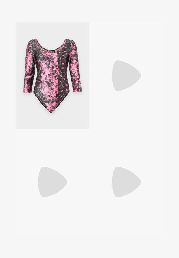 Body de manga larga con patrón de escamas en rosa y negro, escote redondo y corte ajustado.; Leggings negras con una tela suave y elástica, cintura alta y un diseño ajustado. No presentan patrones ni acentos visibles.; Sandalia de tacón alto rosa con textura floral, tiras delgadas en el tobillo y los dedos, y detalle de hebilla dorada ornamentada en la correa del tobillo.; Gafas de sol negras con montura ovalada, lentes oscuros y "vogue" impreso en blanco en las varillas exteriores. Material plástico suave.