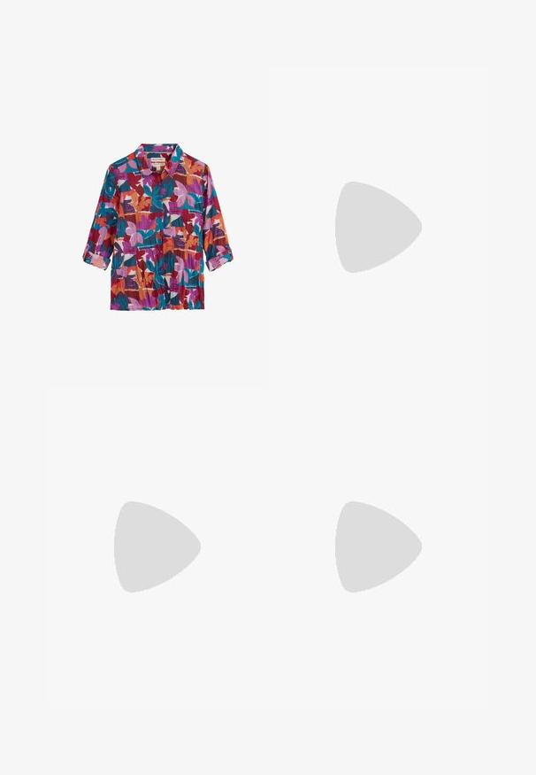 Hemd zum Zumknöpfen mit hochgekrempelten 3/4-Ärmeln, mehrfarbiges abstraktes Blumenmuster in Violett-, Türkis-, Orange-, Rot- und Pinktönen.; Ausgestellte blaue Jeans aus Denim mit normaler Bundhöhe, ausgestattet mit zwei Gesäßtaschen und einer sauberen Saumlinie. Glatte Textur und klassisches Design.; Braune Wildleder-Stiefelette mit runder Spitze, weicher Oberfläche und dicker Plattformsohle. Verfügt über dezente Nähte und eine Lasche an der Rückseite.; Brauner Ledergürtel, zusammengerollt mit runder goldener Schnalle und mehreren Einstelllöchern vor weißem Hintergrund.