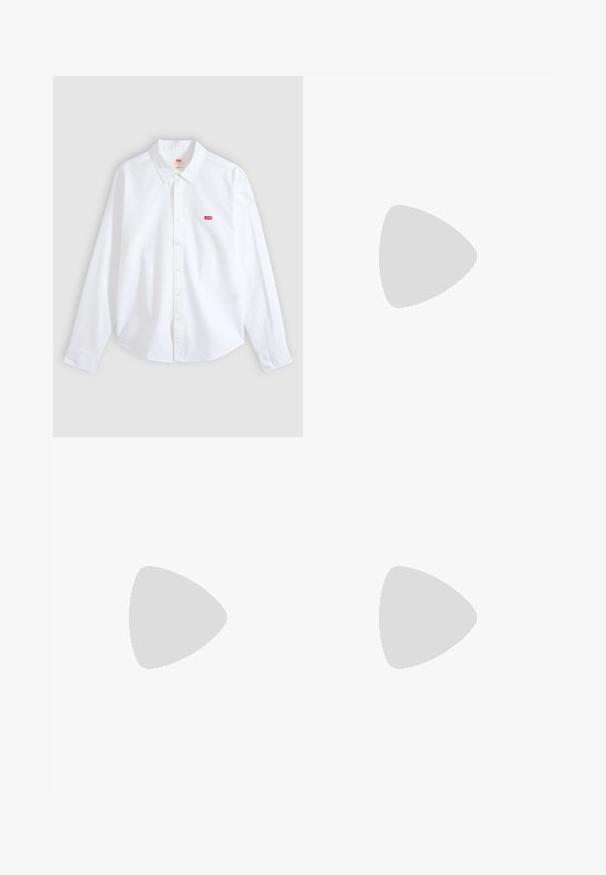 Chemise blanche à manches longues, boutonnée, avec col et petit logo rouge Levi's sur le côté gauche de la poitrine sur un fond neutre.; Shorts noirs avec une taille élastique, des poches latérales et une coupe droite. Fabriqués à partir d'un tissu léger avec une texture lisse.; Baskets de sport noires avec tissu texturé, semelle épaisse et rembourrée, aérations et fermeture à lacets, vues de profil sur fond clair.; Lunettes de soleil Ray-Ban avec des verres verts, monture en plastique noir et accents dorés sur les bords. Forme carrée avec une finition mate.