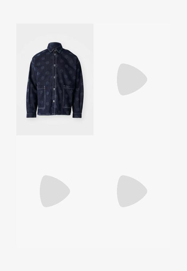 Henrik Vibskov BIG  - Skjorter - dark blue; Billionaire Boys Club CASINO PANT - Jeans Straight Leg - light wash blue; Hvide canvas høj-top sneakers med rund tå, metaløjer og cremefarvet gummisål. Glat tekstur med minimale designdetaljer.; Lyseblå denimtaske med to håndtag og en rød silhuet af et løbende tegneserie-dyr foran.