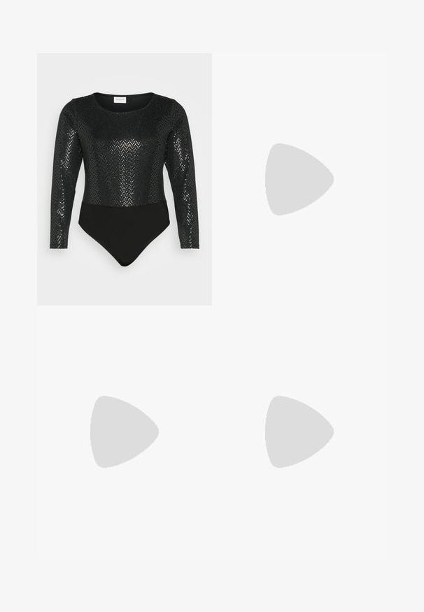 EVOKED VILA VIKALLA BODYSTOCKING - Pikkade varrukatega topp - black/silver; Mustmustik tülli seelik kihiliste volangidega, elastne vöökoht ja voolav siluett. Läbipaistev tekstuur annab kerguse ja liikumise.; Valge terava ninaga stiletokontsadega king, mis on kaetud väikeste irisseeruvate litritega, tavalise valge taustaga.; Hõbedased rõngaskõrvarõngad, millel on mitmeid selgeid kristallitoot.