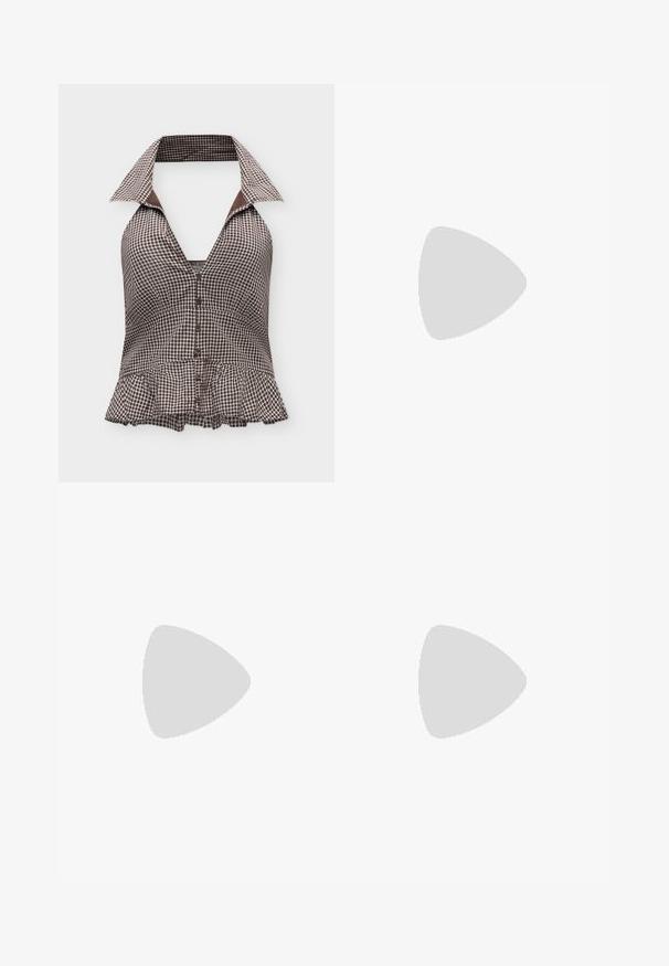 Braun-weiß kariertes Neckholdertop mit großem Kragen, Knopfleiste vorne, tailliert und mit Rüschensaum.; Weite Jeans aus dunkelblauem Denim mit hoher Taille, Fünf-Taschen-Design und kontrastierenden Nähten entlang der Nähte und des Bunds.; Schwarzer Leder-Cowboystiefel mit dekorativen Ausschnitten, silberner Schnalle und schräger Ferse, auf weißem Hintergrund dargestellt.; Schwarze lederne Handtasche mit glatter Textur. Verfügt über einen verstellbaren Riemen und ein elegantes, minimalistisches Design mit einem Reißverschluss.