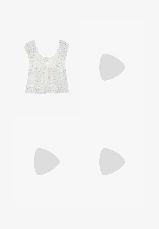 Hvid ærmeløs bluse med blå blomsterprint, flæseærmer, knapper foran og flæset kant.; Sort plisseret mininederdel med taljebånd og lynlås i siden, vist på en hvid baggrund.; En enkelt bleg gul balletsko med sløjfedetalje, der hviler på grå belægning nær en flisebelagt væg.; Guld metal hoop øreringe med en forlænget oval form, der har en glat, poleret overflade og et lille hængsel til fastgørelse.