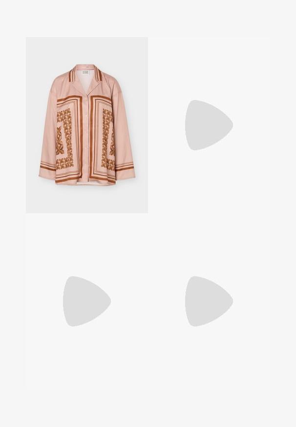 Lyserød skjorte med lange ærmer, knapper foran, brun geometrisk og blomsteragtigt mønster, spids krave og tynde brune striber på ærmerne.; Lyseblå, trompetformede jeans lavet af denim, med høj talje, fem lommer og en let falmende farve mod kanten. Sølvfarvet knaplukning.; Ballett-flade i bordeaux patentlæder og ruskind, med en knyttet detalje på tåen, spids front og flad sål.; Brune-farvede rektangulære briller med en glat overflade, der har slanke arme og gennemsigtige linser. Logoet er synligt på venstre temple.