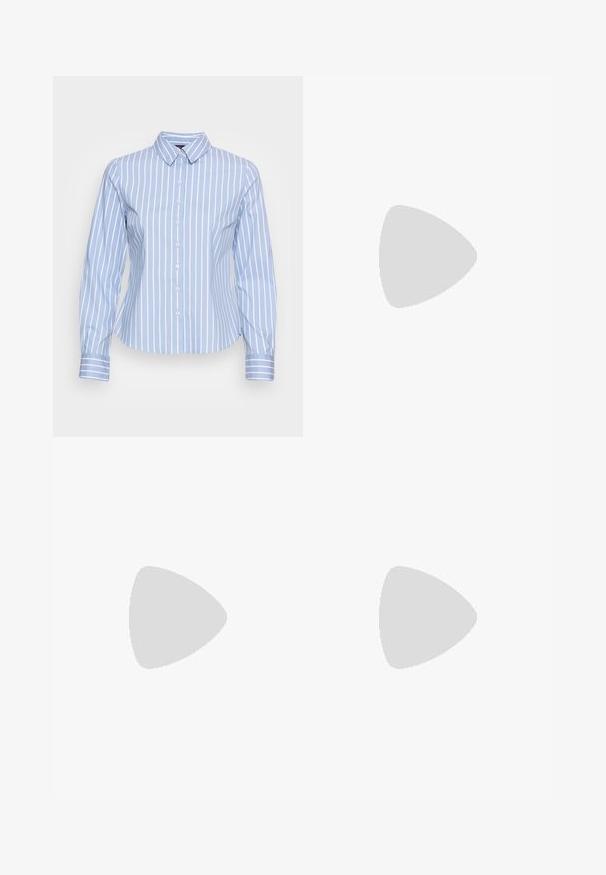 Chemise bleu clair à boutons avec des rayures blanches verticales, un col classique, des manches longues et des poignets boutonnés, offrant une coupe cintrée.; Pantalons slim-fit en tissu bleu clair avec une texture lisse, présentant un devant plat et un détail de taille à deux boutons.; Baskets basses blanches avec lacets blancs et semelle en caoutchouc, vues de côté sur un fond neutre.; Boucles d'oreilles en métal argenté présentant deux cercles entrelacés, un plus grand et un plus petit, avec une finition brossée et des fermoirs à poussoir.