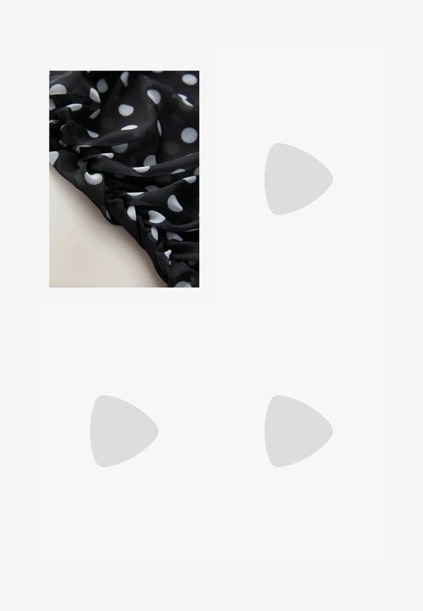 Tejido de malla negra con lunares blancos, que presenta una textura recogida y un suave drapeado. Los detalles de costura visibles acentúan el flujo del tejido.; MIKAGE SHIN MERMAID SLIT SKIRT - Falda de tubo - black; Zapato de tacón alto de cuero negro con punta afilada y un tacón delgado y curvado. Presenta una textura suave y un diseño minimalista.; Cinturón de piel negra con una banda ancha, que presenta una hebilla doble en tono dorado y múltiples agujeros para ajuste de tamaño. Textura suave y diseño limpio.