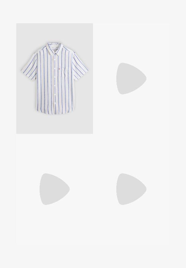 Camisa de manga corta con botones, con rayas verticales azules y beige, bolsillo en el pecho y cuello clásico sobre un fondo liso.; Pantalones cortos de mezclilla azul claro con un corte recto, cinco bolsillos, un ligero desgastado y una etiqueta de marca en la cinturilla. Material de algodón con costuras clásicas.; Zapato náutico de ante azul marino con suela de goma blanca. Cuenta con detalles de costura y cierre con cordones con adornos metálicos.; Estuche rectangular de cuero marrón con bolsillo frontal con solapa y cierre metálico, con tiradores laterales de cremallera y detalles cosidos.
